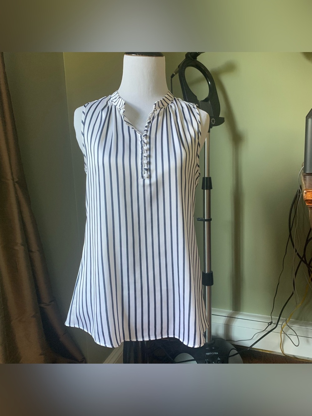 Banana Republic White Black Striped Sleeveless Blouse XS Career Business Wear